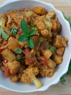 आलू गोभी की सब्जी (Aloo Gobhi ki sabzi recipe in Hindi) रेसिपी मुख्य फोटो