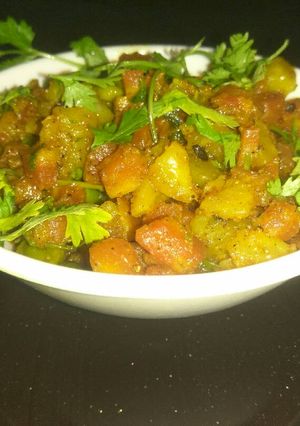 A picture of Gajar aalo matar sabzi.