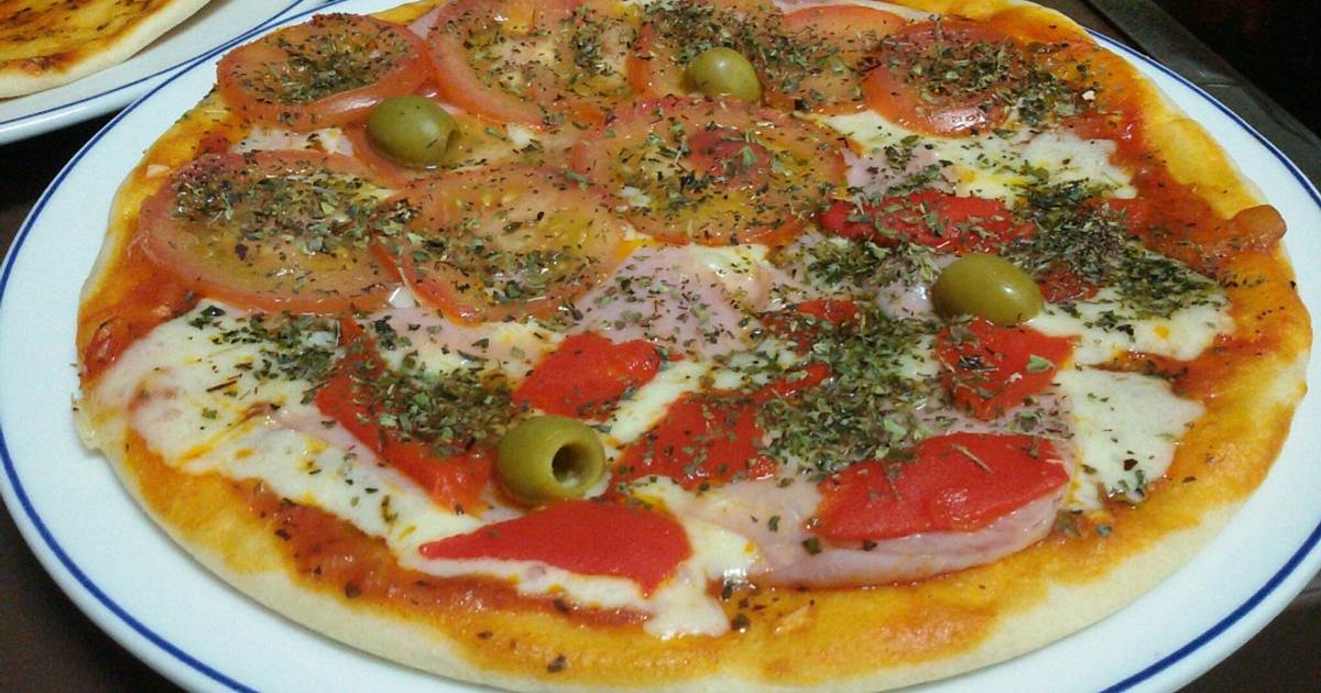 Pizza casera! !Excelente receta y facilísimo! Con levadura fresca Receta de  Rosa Catǐva ʚïɞ- Cookpad