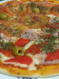 Una foto de Pizza casera! !Excelente receta y facilísimo! Con levadura fresca