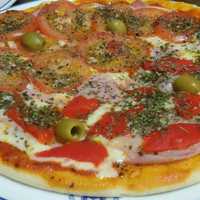 Pizza casera! !Excelente receta y facilísimo! Con levadura fresca Receta de  Rosa Catǐva ʚïɞ- Cookpad