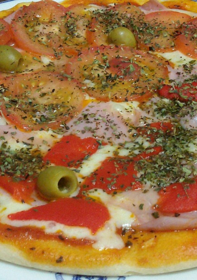 Una foto de Pizza casera! !Excelente receta y facilísimo! Con levadura fresca