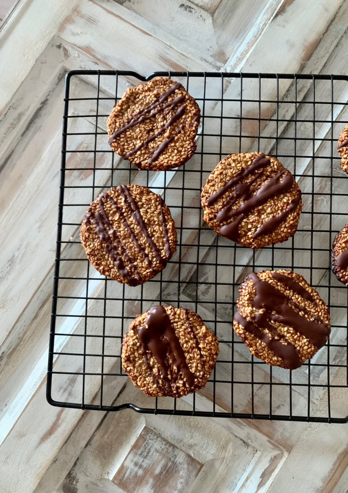 Una foto de Galletas de sésamo y plátano
