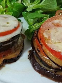 Una foto de Milhojas de berenjena y mozzarella