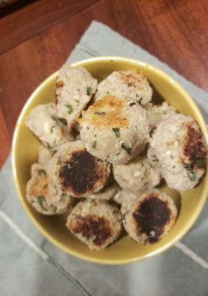 Una foto de Bombitas de ricota, nuez y roquefort 😋😋😋