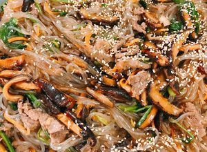 Hình của món Miến trộn Hàn Quốc.