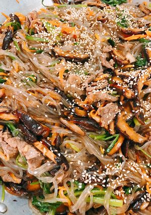 Hình của món Miến trộn Hàn Quốc.