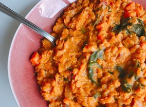 Une photo de Dahl lentilles corail curry carottes épinards