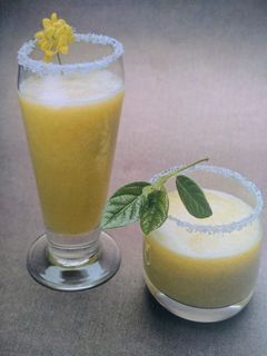 Una foto de Licuado de piña y mango a la menta