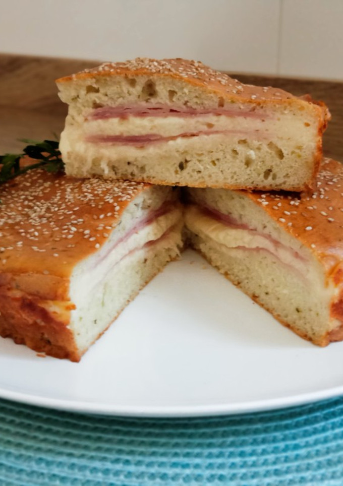 Una foto de Empanada de jamón york y queso# cocina rusa 🇷🇺