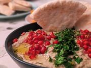 Una foto de hummus berenjena