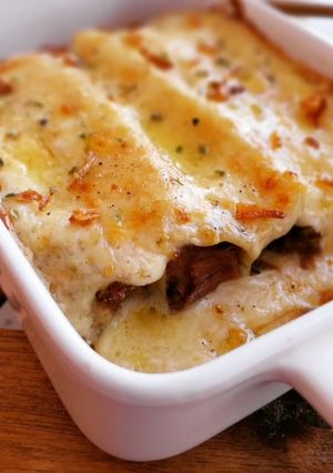 Una foto de Canelones de carrilleras con bechamel de ajo escalivado