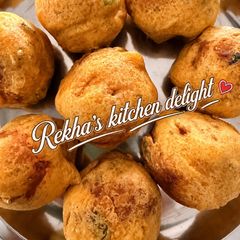 A picture of Matoke & Bateta Vada.