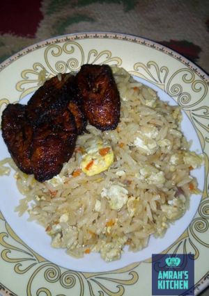 A picture of Jollof rice with scrambled eggs.