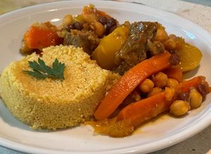 Una foto de Cuscús con cordero y verduras