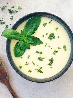 Una foto de Vichyssoise o crema de puerros fría