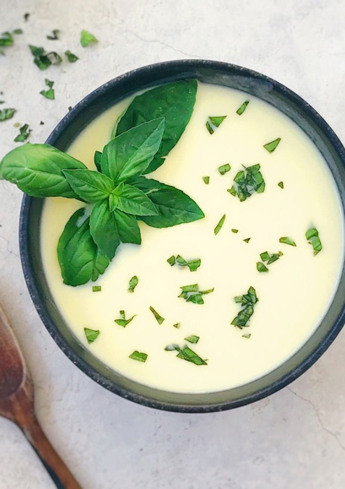 Una foto de Vichyssoise o crema de puerros fría