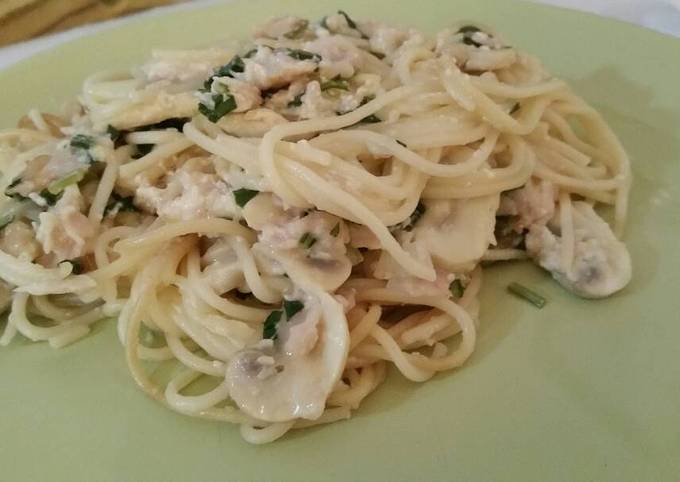 Spaghetti with a 10-minute hot and tangy mushroom and ham sauce