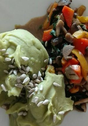 Una foto de Puré de arvejas 🌸 con verduras salteadas 🌱