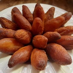 A picture of Gulab jamun.