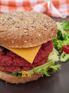 Una foto de Hamburguesa de alubias y remolacha. Hamburguesa vegetal