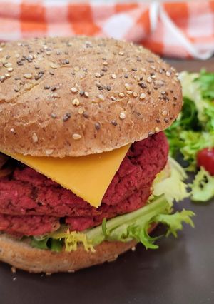 Una foto de Hamburguesa de alubias y remolacha. Hamburguesa vegetal