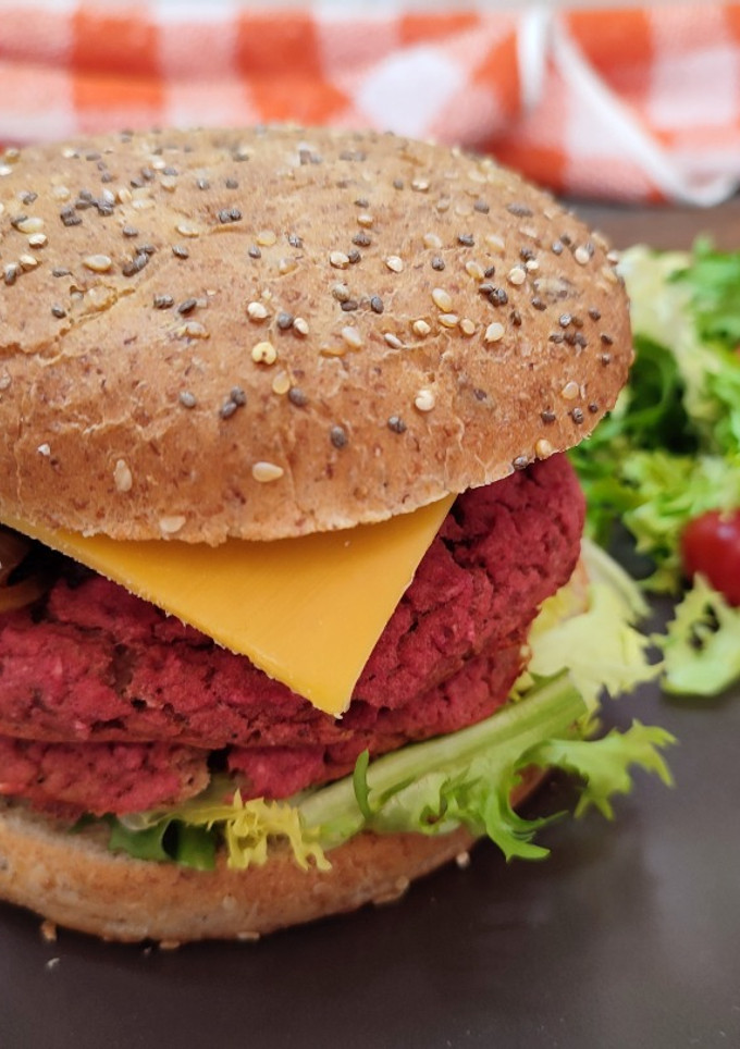 Una foto de Hamburguesa de alubias y remolacha. Hamburguesa vegetal