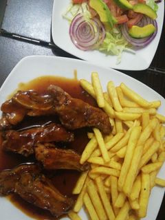 Una foto de Costillas de cerdo en salsa BBQ cesar