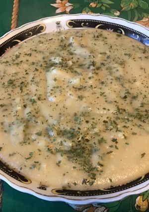 Une photo de Semoule de blé fine façon purée au bouillon de bœuf et coriandre hachée