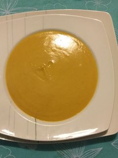 Una foto de Crema de zapallo con nueces y queso azul