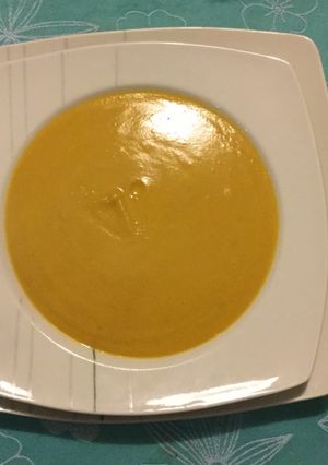 Una foto de Crema de zapallo con nueces y queso azul