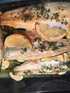 Una foto de Lubina al horno calabacín y espárragos trigueros