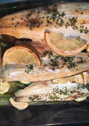 Una foto de Lubina al horno calabacín y espárragos trigueros