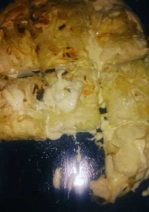Una foto de Pizzas de cebolla, jamón y queso