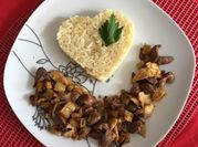Una foto de mollejas de pollo en sartén