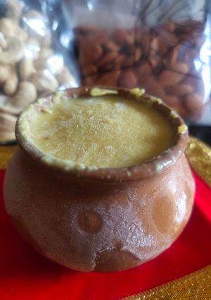 फ्रोजेन मटका मलाई कुल्फी (Frozen matka malai kulfi recipe in Hindi) रेसिपी मुख्य फोटो