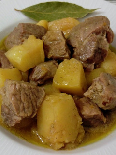 Una foto de Guiso de solomillo ibérico con patatas