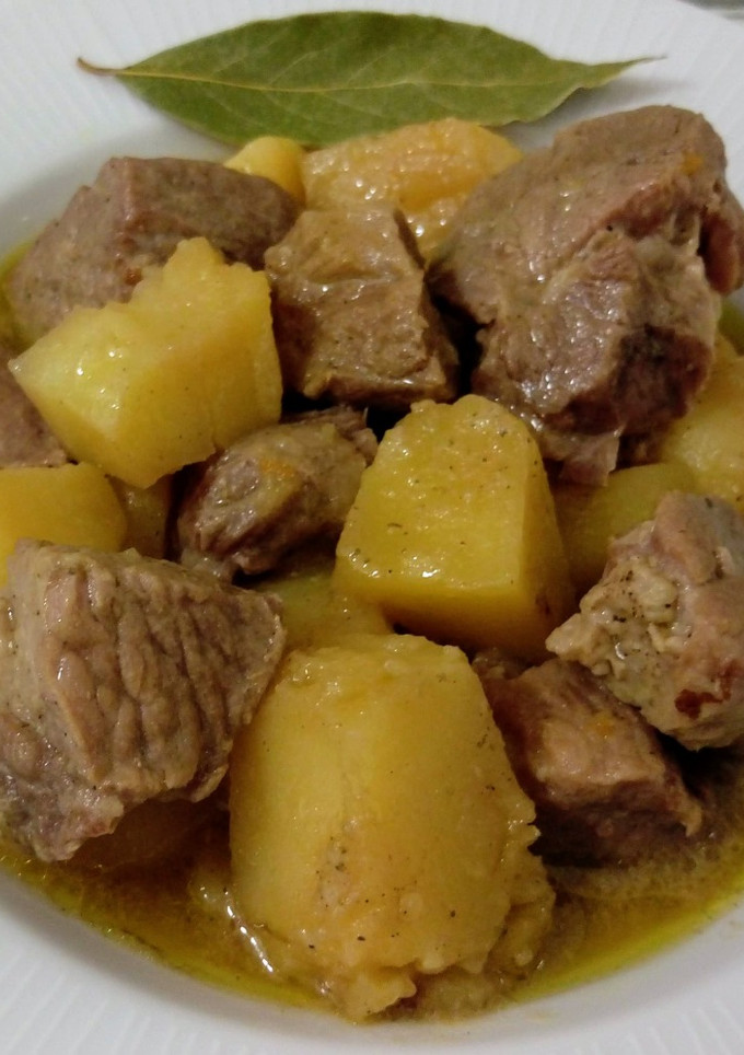 Una foto de Guiso de solomillo ibérico con patatas