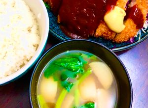 Una foto de Sopa de miso con hojas de nabo y nabo Japonés CABU TO CABUNOJA NO MISOSIRU🇺🇾🇯🇵蕪と蕪の葉の味噌汁