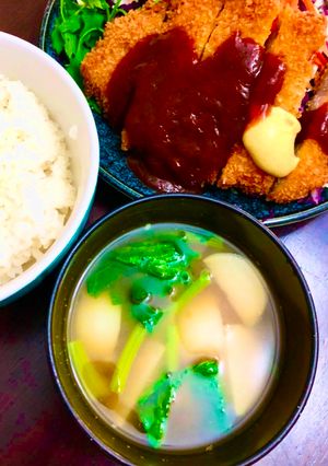 Una foto de Sopa de miso con hojas de nabo y nabo Japonés CABU TO CABUNOJA NO MISOSIRU🇺🇾🇯🇵蕪と蕪の葉の味噌汁