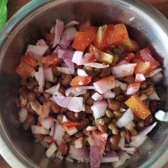 A picture of Moong n lobia sprouts.