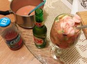 Una foto de cocteles de mariscos