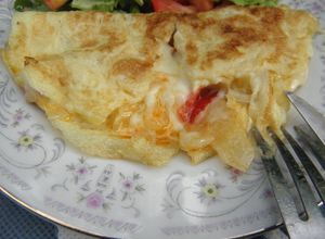 Una foto de Omelette de queso, cebolla y morrón