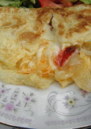 Una foto de Omelette de queso, cebolla y morrón