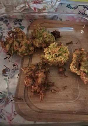 Una foto de Bueñuelos de brócoli y zanahoria
