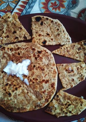 A picture of Aloo payaz ka paratha.