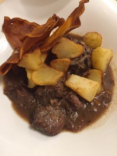 Una foto de Estofado de ternera con chips de boniato