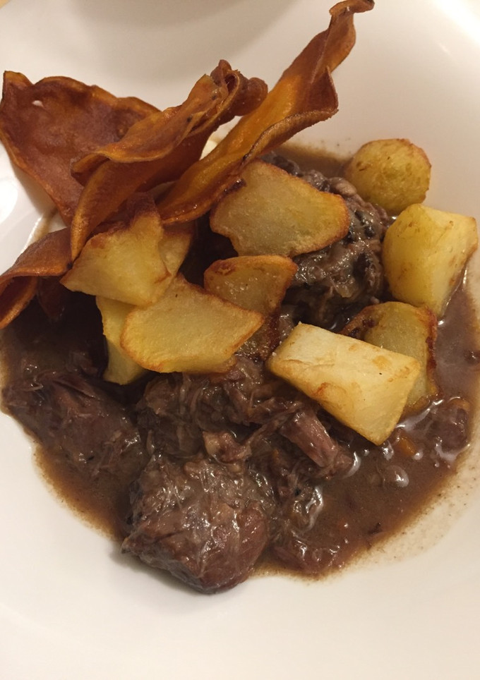 Una foto de Estofado de ternera con chips de boniato