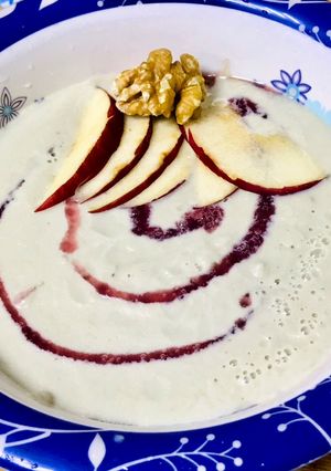 A picture of Apple walnuts smoothie bowl.