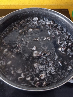 Una foto de Arroz negro caldoso con calamares